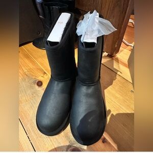 Ugg classic leather in black